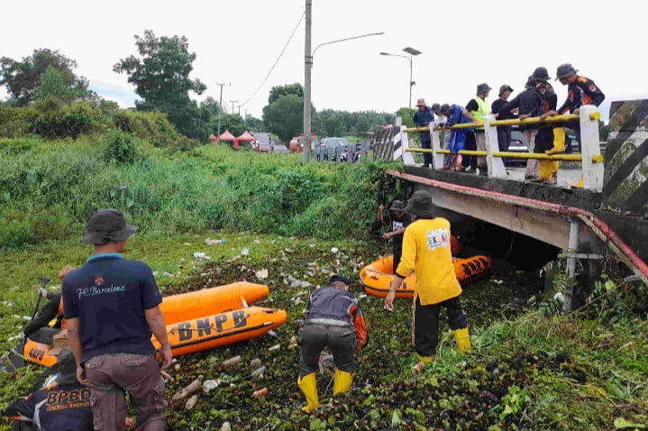 Momen GPL Bateng Bersih Sungai Cawyan Ditemani Hujan