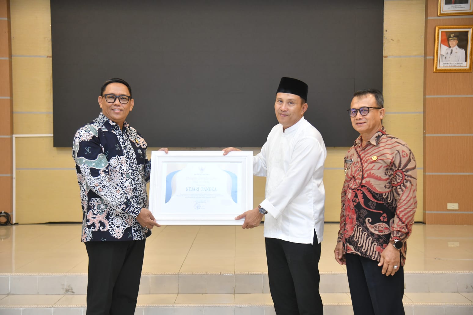 Kejari Bangka Diberi Penghargaan Pemkab Bangka atas Kerjasama Hukum dan Tata Pemerintahan