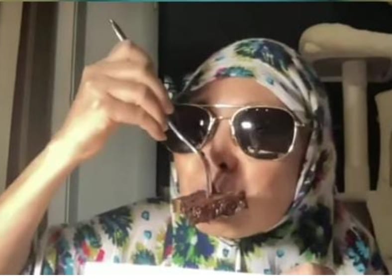 Sengaja Bikin Masalah. Emak-emak Berhijab Bikin Video: Makan Babi Haram Jadi Halal?