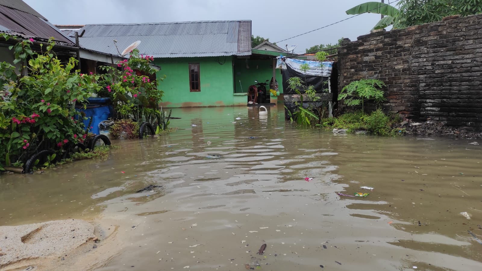 Pasang Air Laut Tinggi, BPBD Babar Minta Warga pesisir Kampung Tanjung Laut Waspada