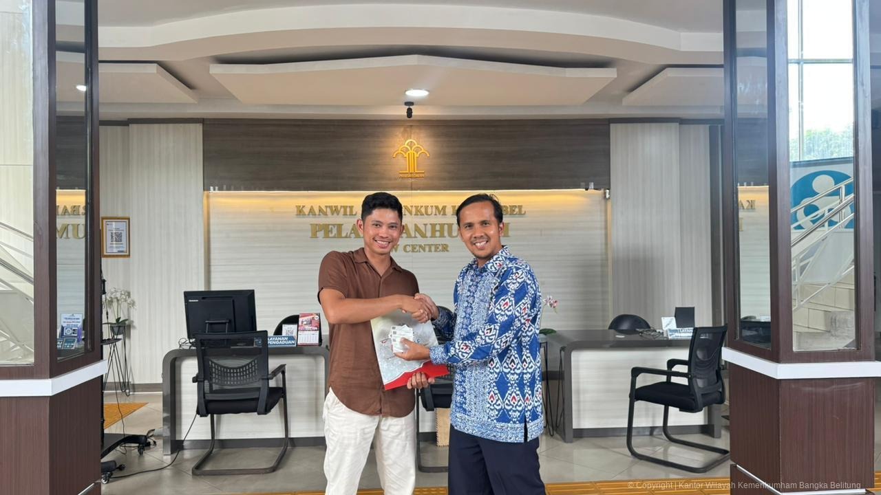 Empat Dokumen Pendidikan Tujuan Taiwan Resmi diserahkan kepada pemohon oleh Kanwil Kemenkum Babel