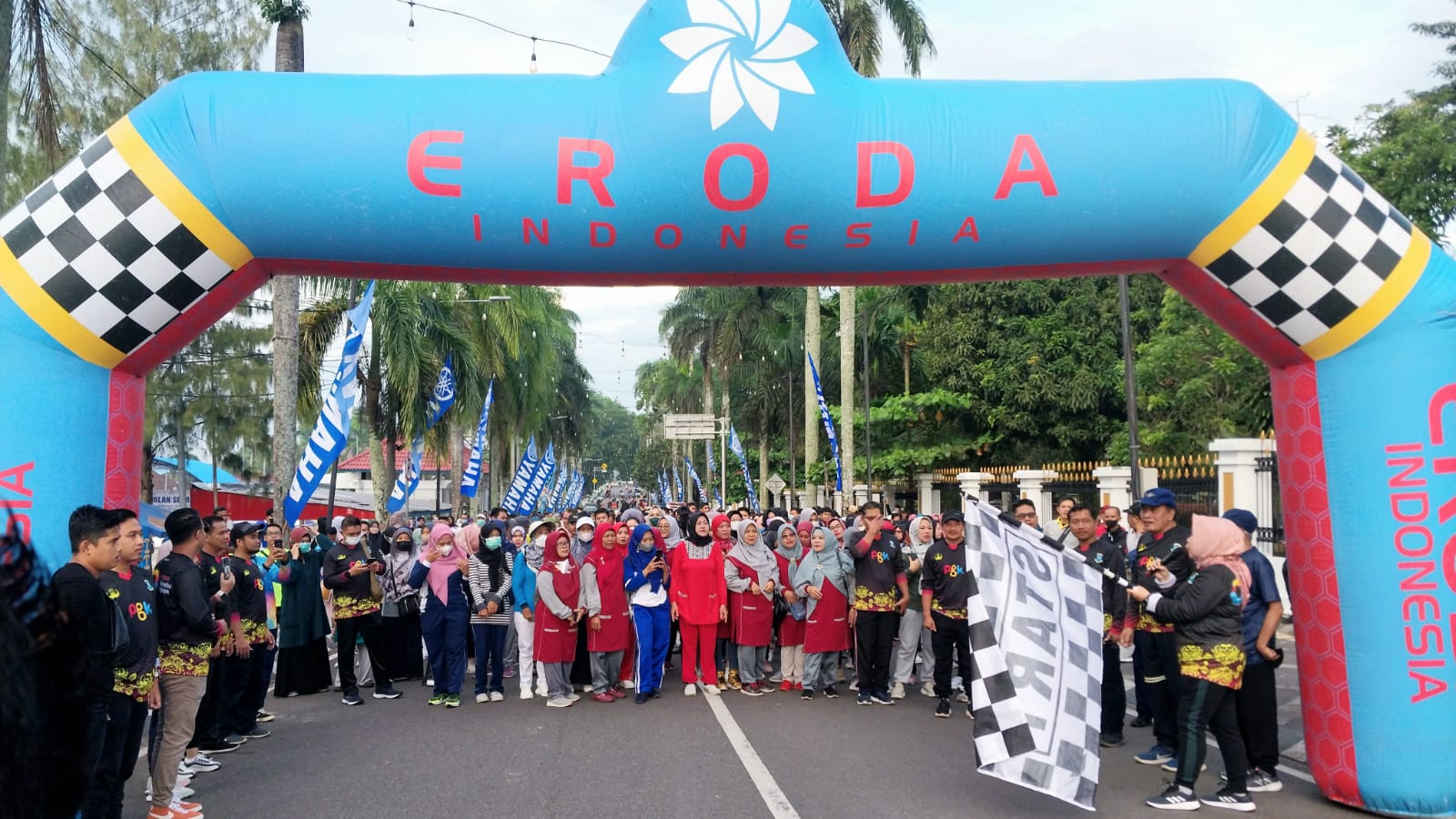 Rintik Hujan Tak Surutkan Pegawai Pemkot Meriahkan Jalan Sehat HUT Korpri