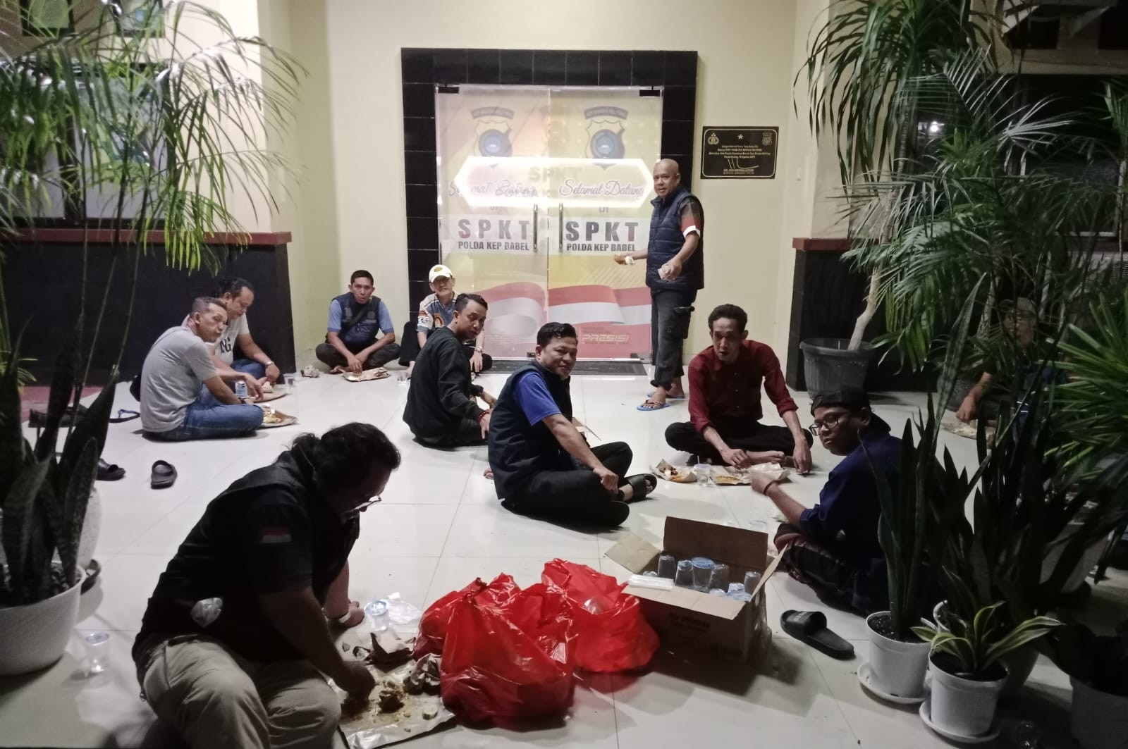 Wujud Solidaritas Atas Pengeroyokan Wartawan, Belasan Jurnalis Gelar Saur di  Polda Babel