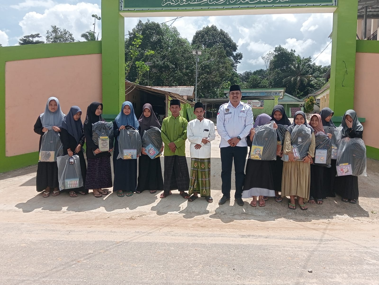 Sibuk Mondok, Santri Asal Perlang Terima Alat Sekolah