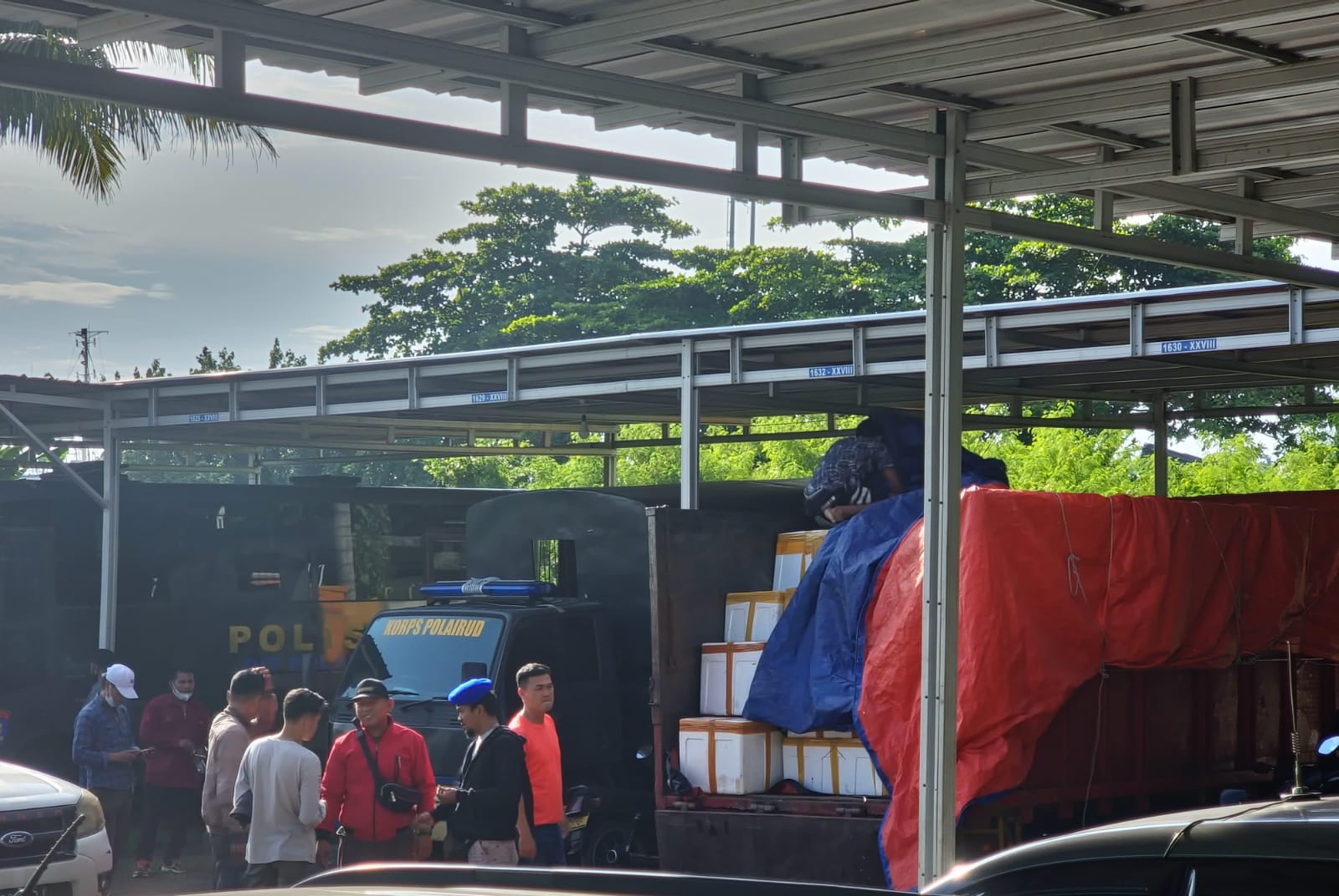 Turun dari Kapal Tanpa Pemeriksaan Manivest, Dipantau Polisi, Ada Apa Dengan Truk Merah? 