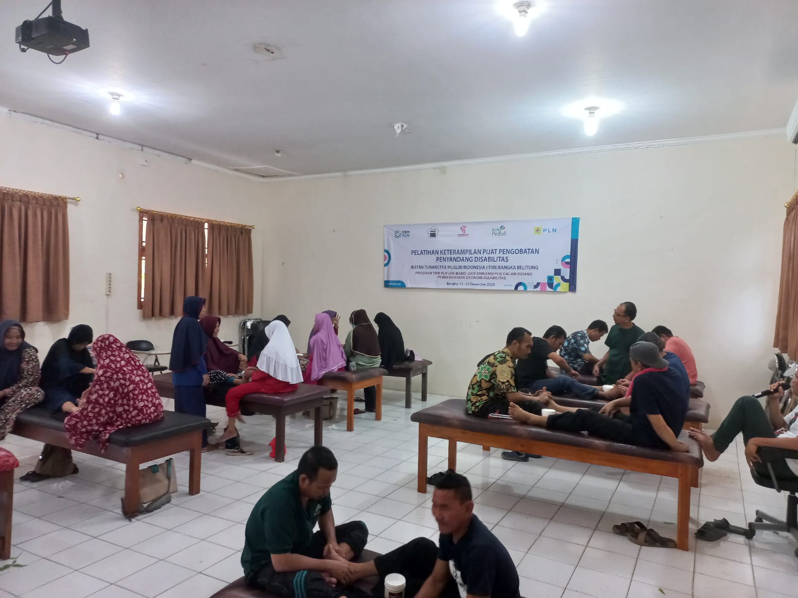 PLN Salurkan TJSL Bantuan Kelompok Rentan Bersama Srikandi dan YBM