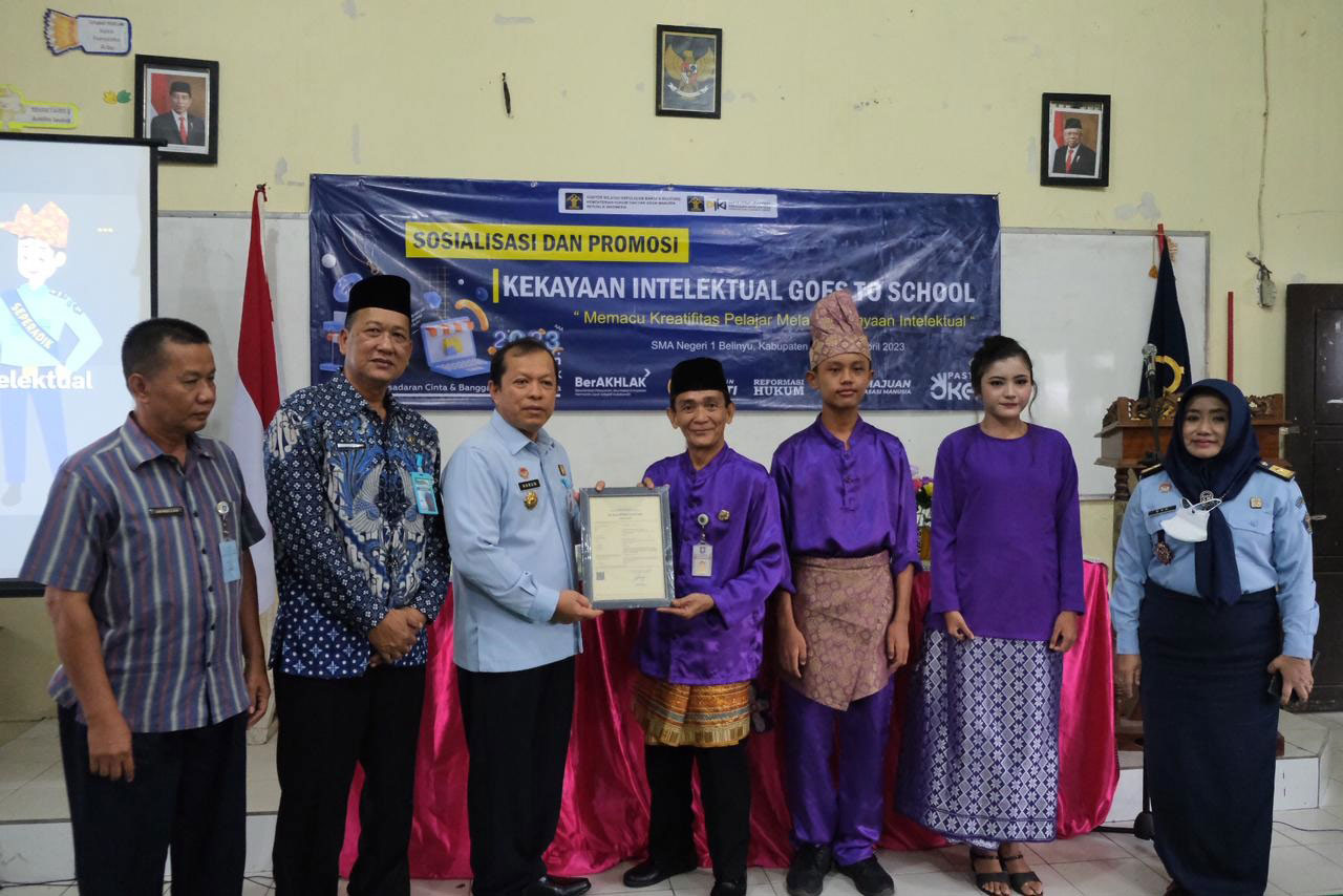 Kakanwil Harun Sulianto Serahkan Surat Pencatatan Ciptaan Pengolahan Biji Ketapang di SMAN 1 Belinyu