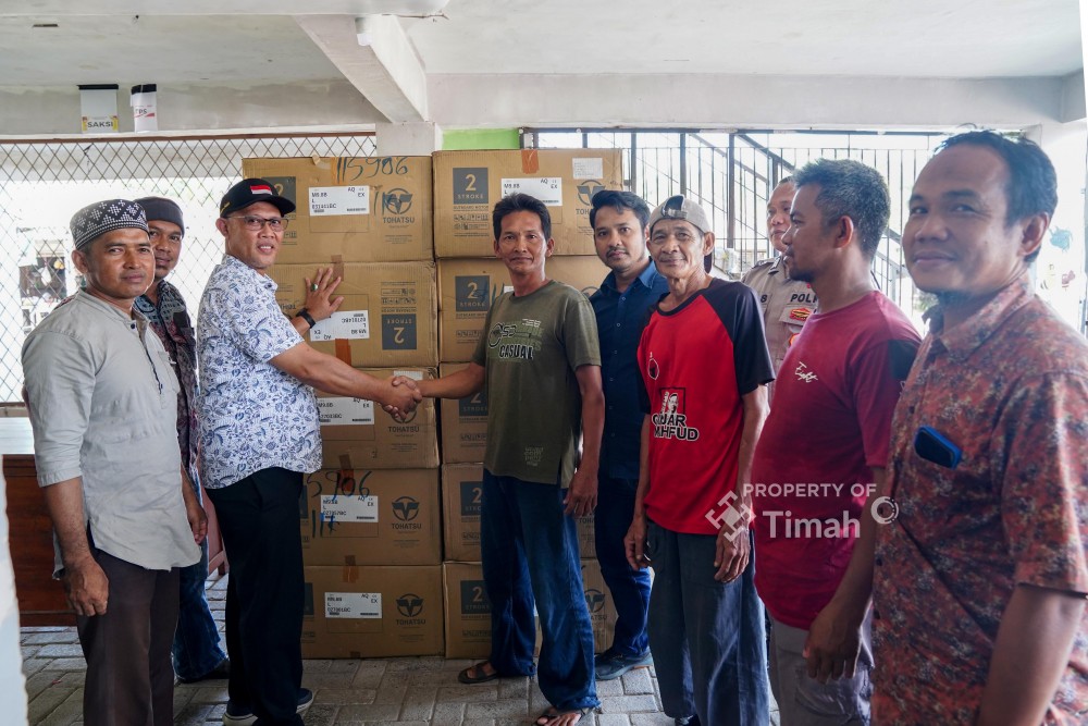 Tingkatkan Kesejahteraan Nelayan, PT Timah Serahkan Mesin Tempel untuk Kelompok Nelayan di Dusun Tanah Merah