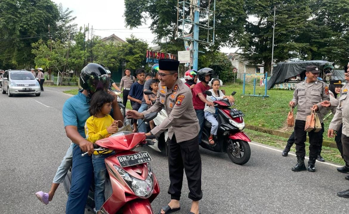 Kapolres Bangka Barat Bagi-bagi Takjil ke Pengguna Jalan