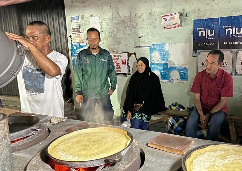 Kesederhanaan Rudianto Tjen Makan Bareng Warga di Pinggir Jalan