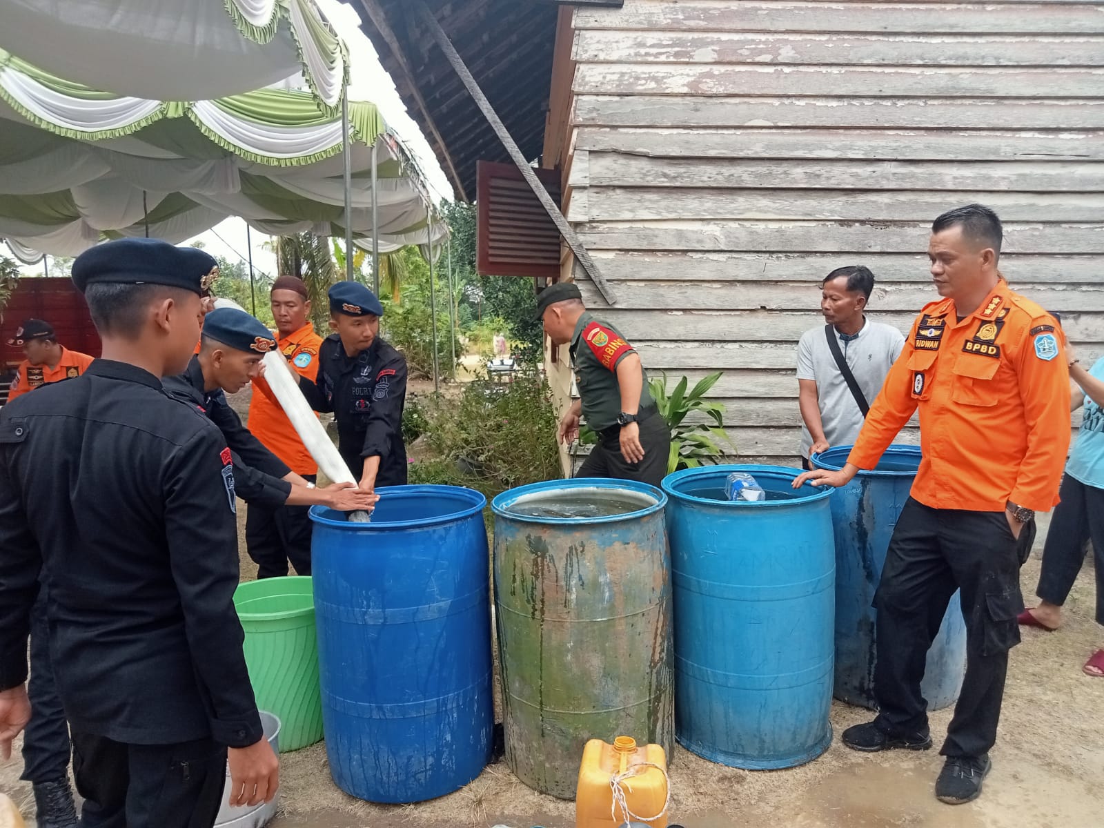 Kompi 1 Batalyon A Sungailiat - BPBD Bangka Suplai Air Bersih