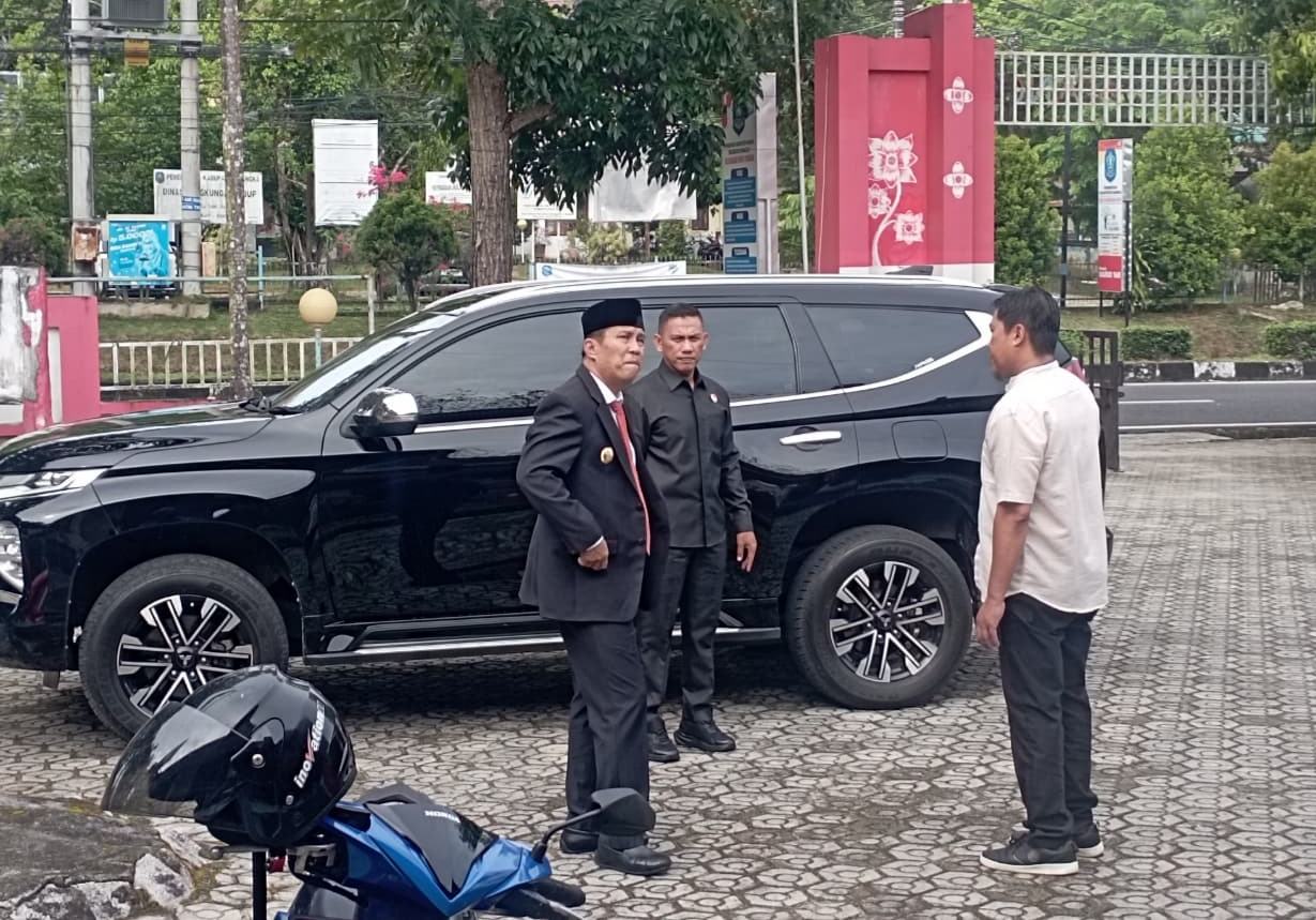 Bupati Fery Mampir ke Kelurahan Parit Padang, Prihatin Kondisi Kantor