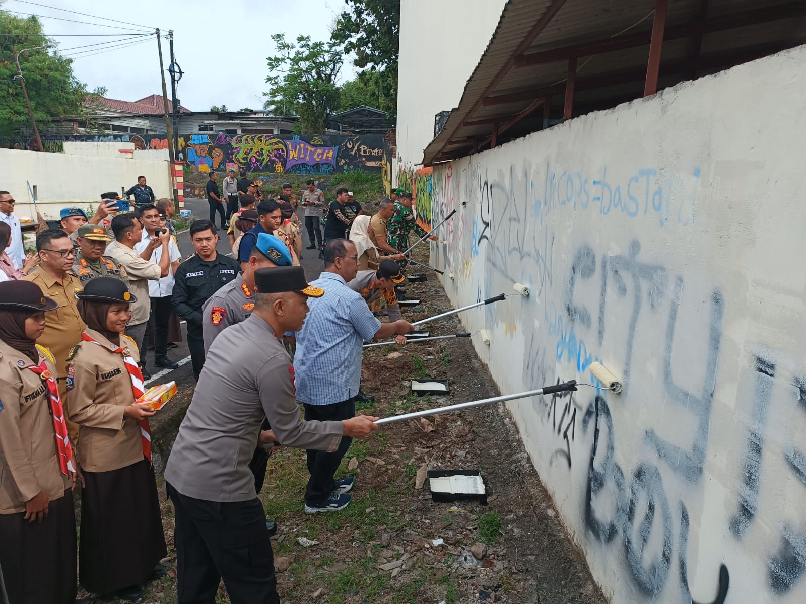 Kapolda dan Kapolresta Turun Tangan Hapus Tulisan Vandalisme Geng Motor di Pangkalpinang