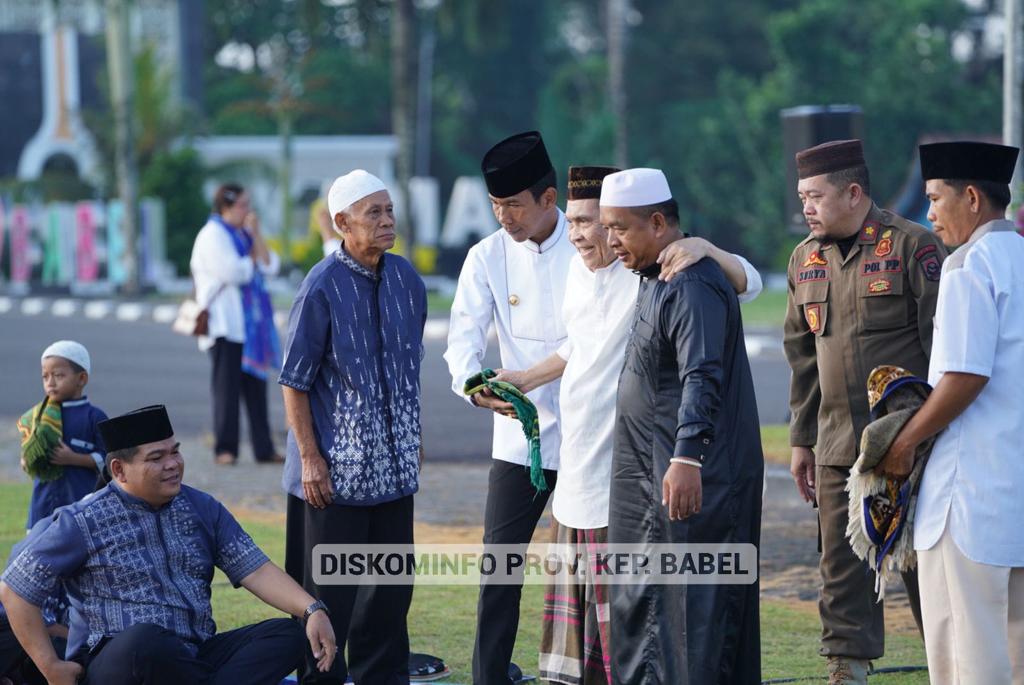 Pj Gubernur Suganda Sambut Jamaah Salat Ied 