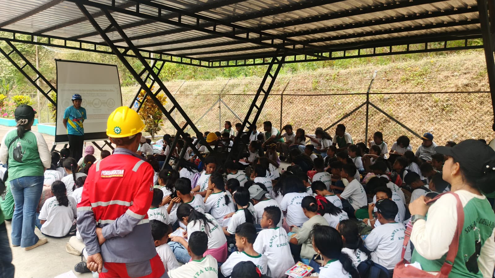 Semangat Sumpah Pemuda, PLN UPK Flores Kenalkan Energi Bersih kepada Generasi Muda