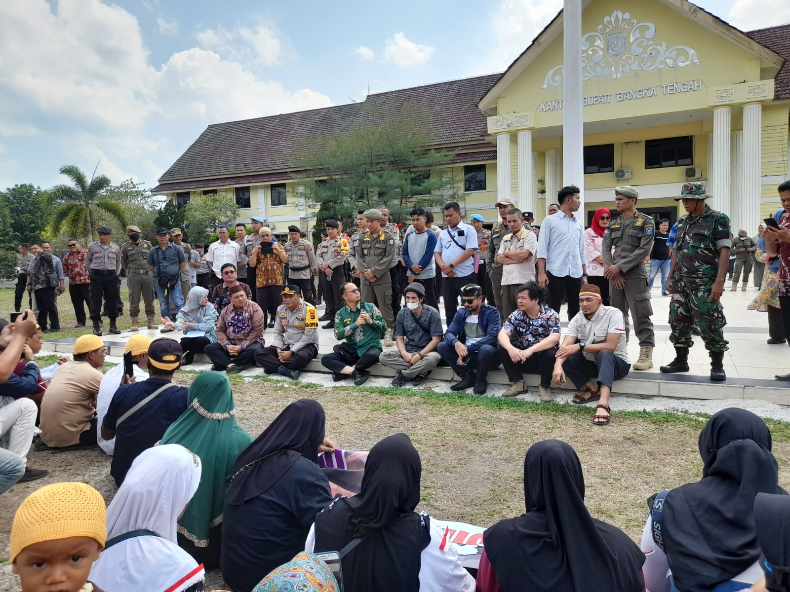 Puluhan Massa Gelar Aksi di Kantor Bupati Bateng: Kenapa Era Susanto Belum Dilantik Jadi Wabup?