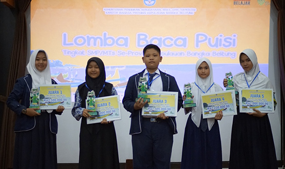 Lintang Juara Lomba Baca Puisi Kantor Bahasa