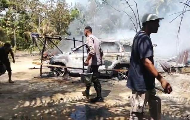 Rumah Berikut Mobil CRV Hangus Terbakar
