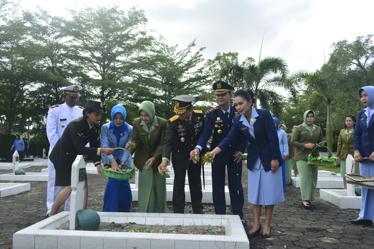 HUT TNI ke-77, Ziarah ke Makam Pahlawan Pawitralaya
