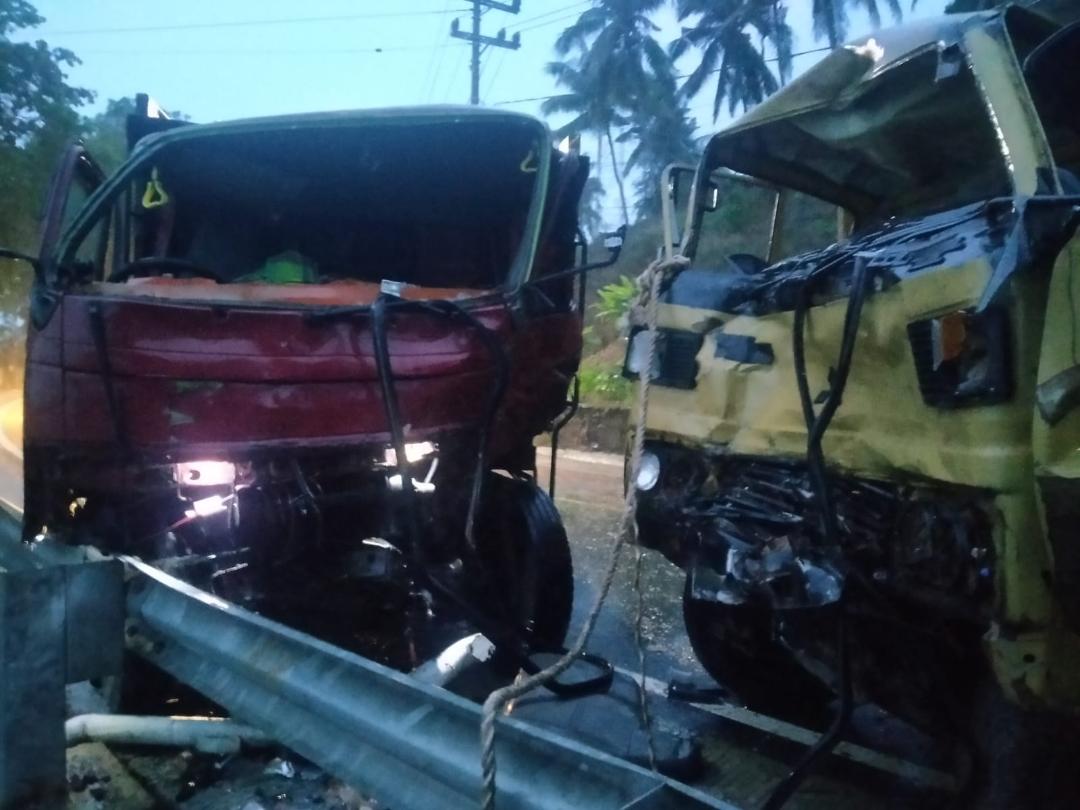 Jalan Licin, di Penyak Truk Merah Hajar Truk Kuning