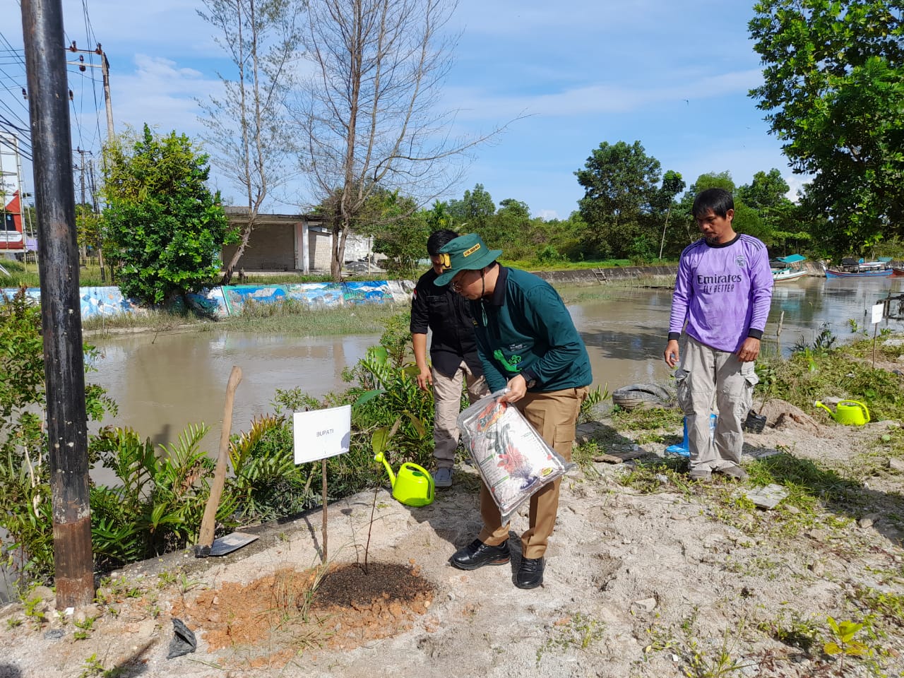 Peringati Hari Agraria dan Hantaru, DPUPRP Tanam Pohon di Bantaran Sungai Berok