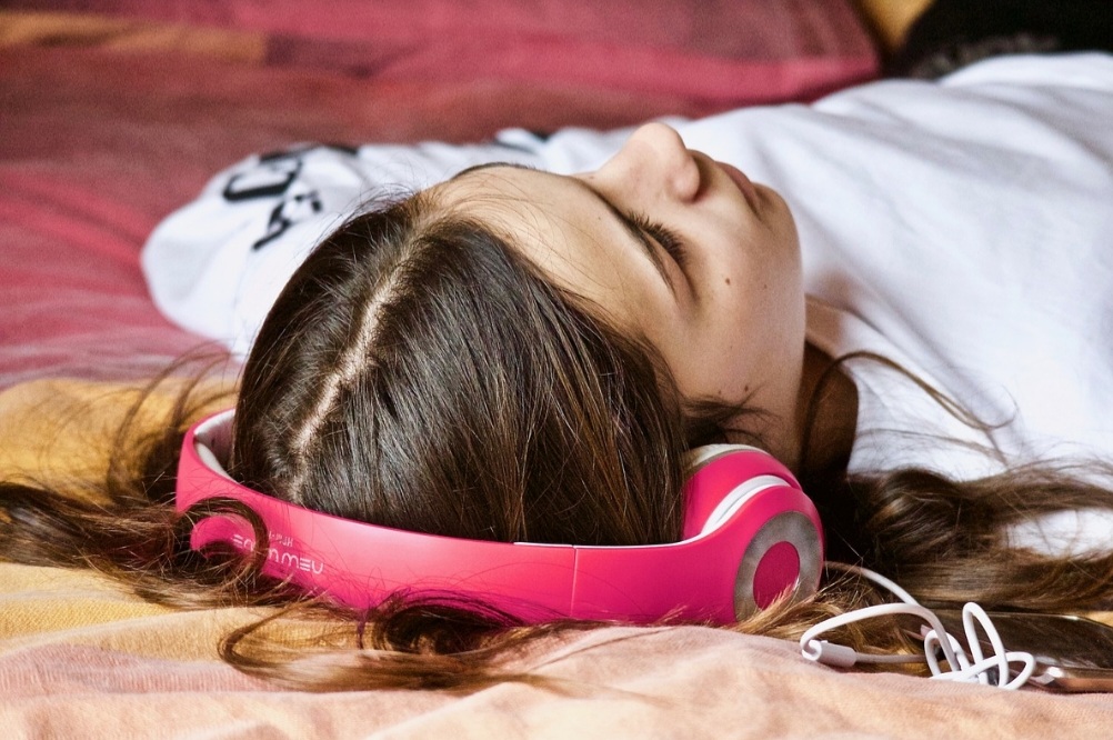 Jangan Tidur Pakai Headphone, 5 Bahaya Ini Mengintai Anda