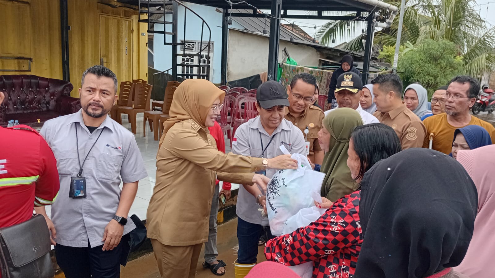 Wawako Pangkalpinang Dampingi 300 Warga Terdampak Banjir Rob di Opas Terima Bantuan Sembako Dari PT Timah