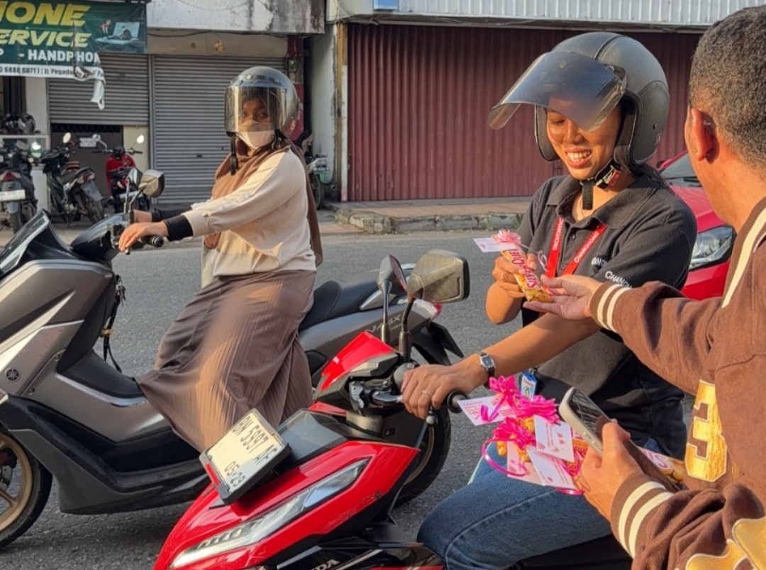 Honda Bangka Belitung Bagi-Bagi Cokelat Valentine untuk Konsumen Motor Honda di Jalan