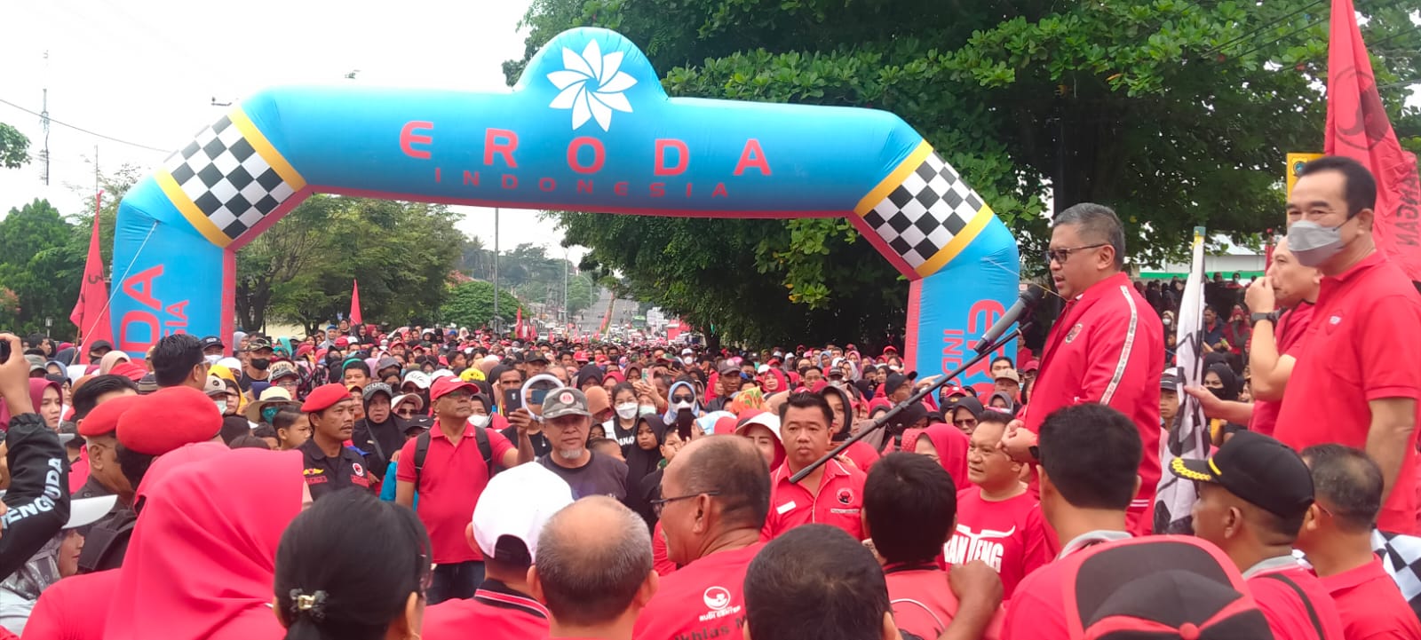 Jalan Sehat & Pawai Budaya PDIP Merahkan Kota Sungailiat 