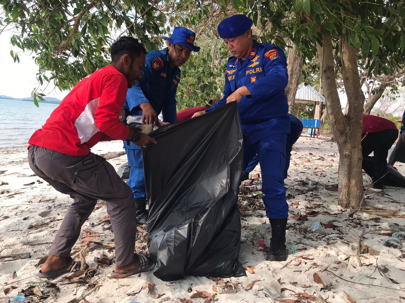 Kolaborasi Bersama Pemdes Sadai dan DLH, Sat Polairud Polres Basel Gelar Sapu Bersih