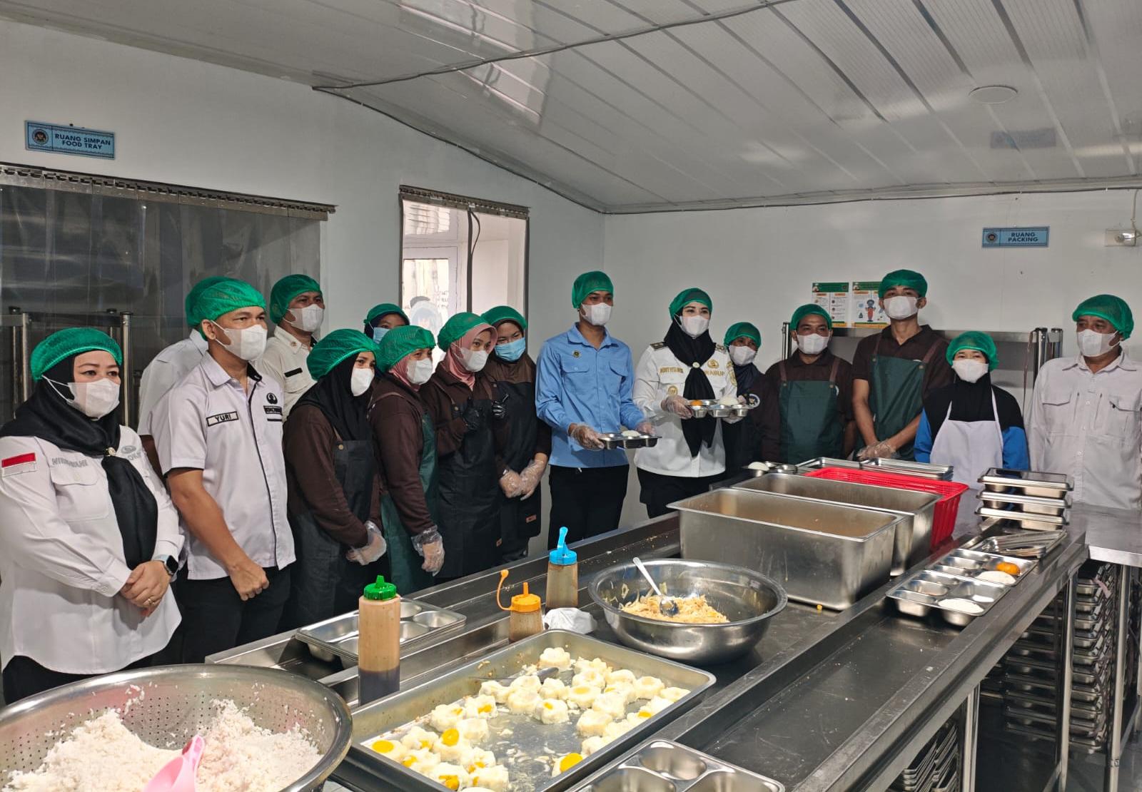 Tekankan Kualitas Gizi dan Distribusi Tepat Sasaran, Debby Pantau MBG di Kecamatan Tukak Sadai 