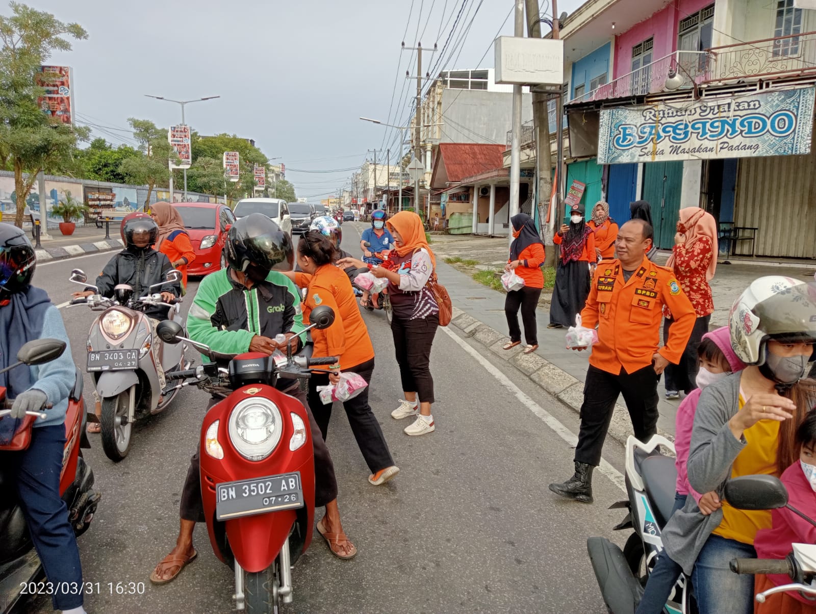 BPBD Kota Bagikan Ribuan Paket Takjil Hasil Swadaya Anggota