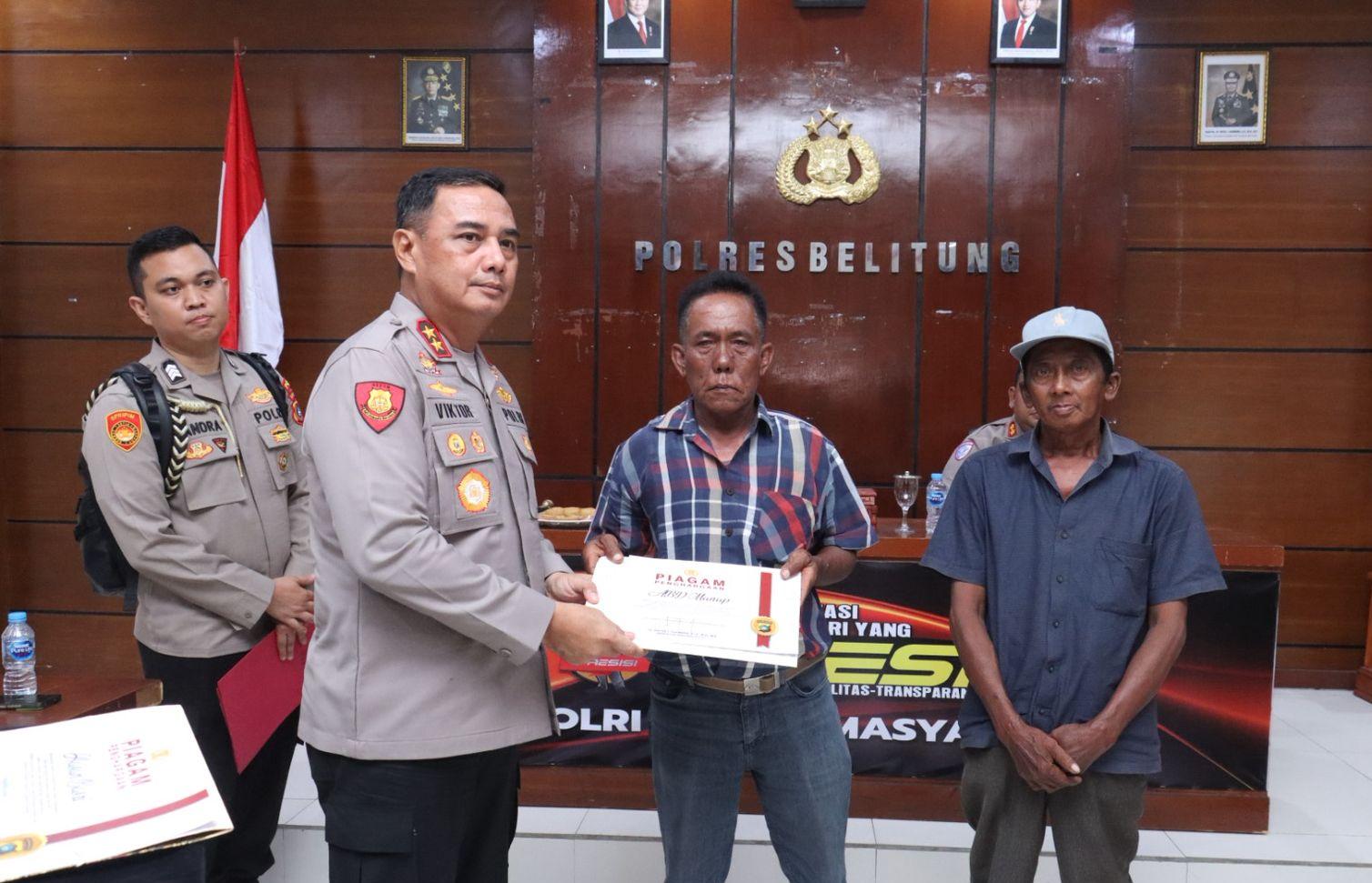 Kapolda Babel Beri Penghargaan kepada Dua Nelayan Penemu 42 Kg Sabu di Belitung