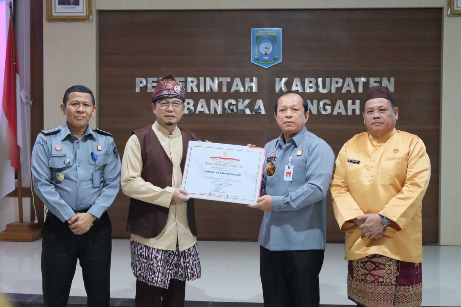 Kakanwil Harun Sulianto Serahkan Penghargaan Kabupaten/Kota Peduli HAM kepada Bupati Bangka Tengah