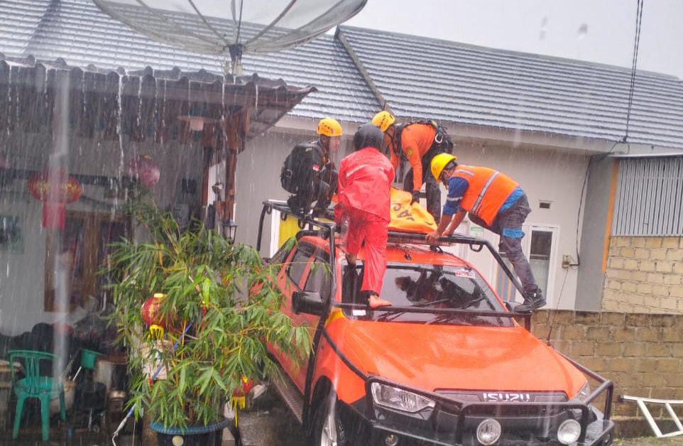 Tersengat Listrik Saat Perbaiki Atap Rumah, Warga Desa Jeruk Ini Meninggal di Tempat