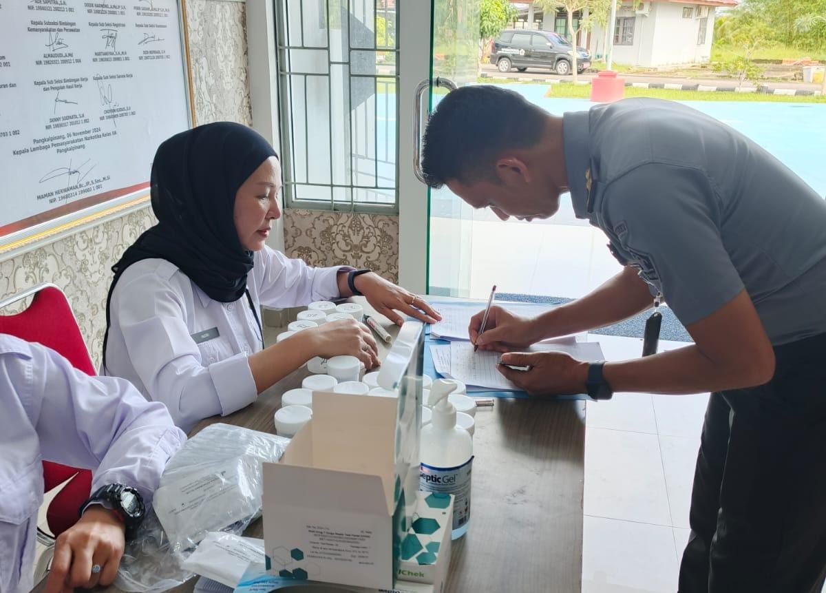 Bersama BNN Kota Pangkalpinang, Lapas Narkotika Pangkalpinang Adakan Tes Urine Pegawai