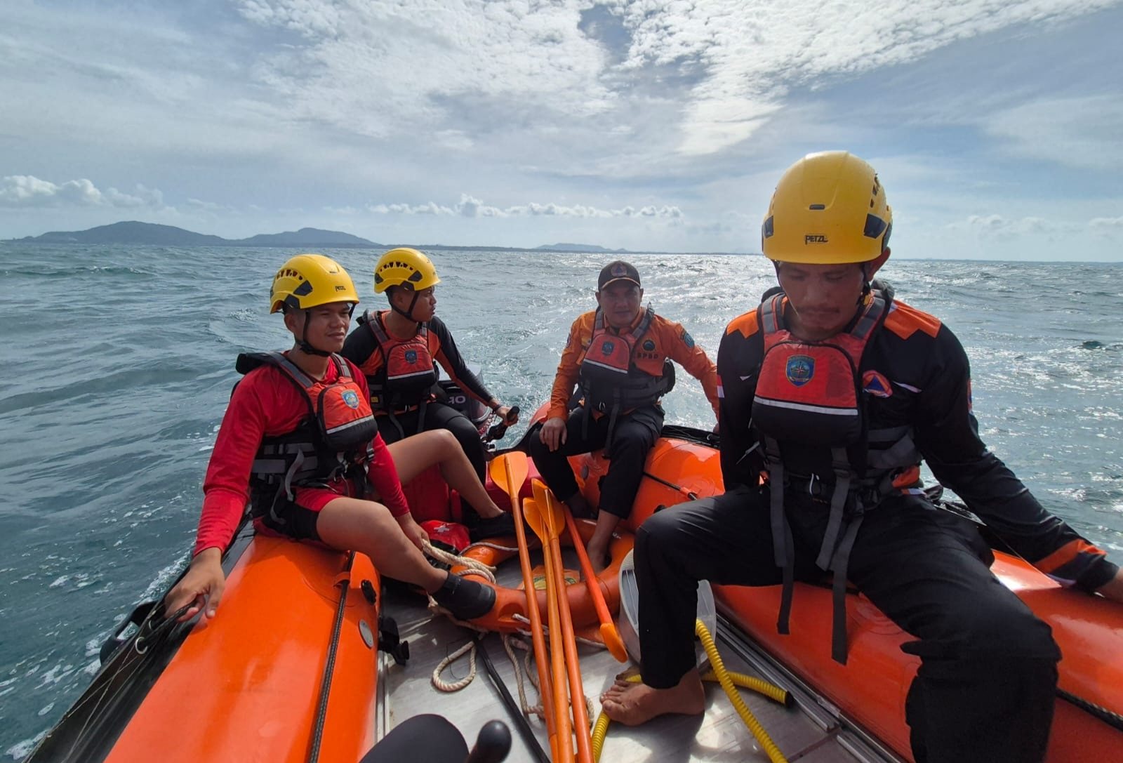 Melaut di Karang Berindu, Nelayan 70 Tahun Tak Kunjung Pulang