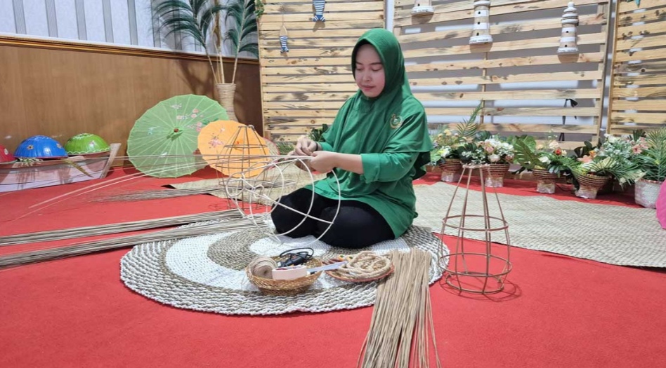 Semangat Berkarya dari Lidi Nipah, Ella Suherman Angkat Potensi Lokal Belitung