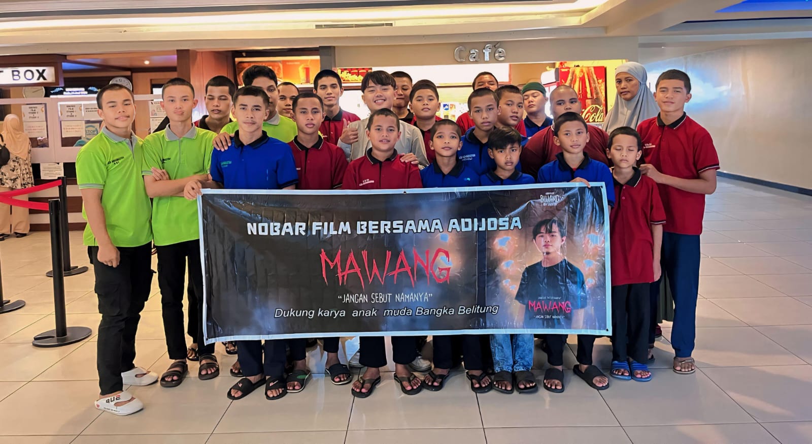 Keren, Adijosa Artis Film Mawang Ajak Anak-anak Yatim Piatu Nobar