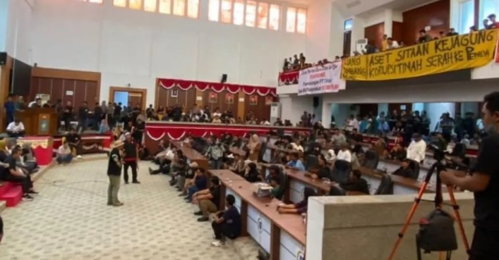 Ratusan Masyarakat dan Nelayan Gelar Aksi Damai di DPRD Sampaikan Aspirasi dan Tuntutan