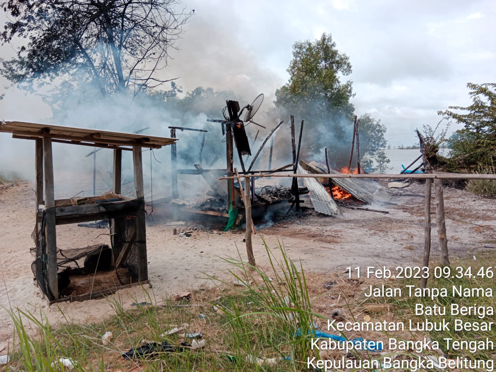 Ditinggal Pemilik Melaut, Rumah Dekat Pantai Beriket Terbakar