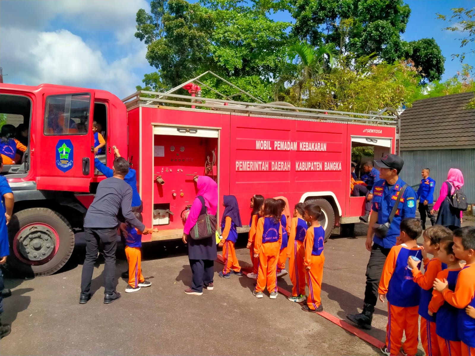 Kunjungi Damkar, Siswa TK Pembina Dikenalkan Pencegahan Kebakaran 