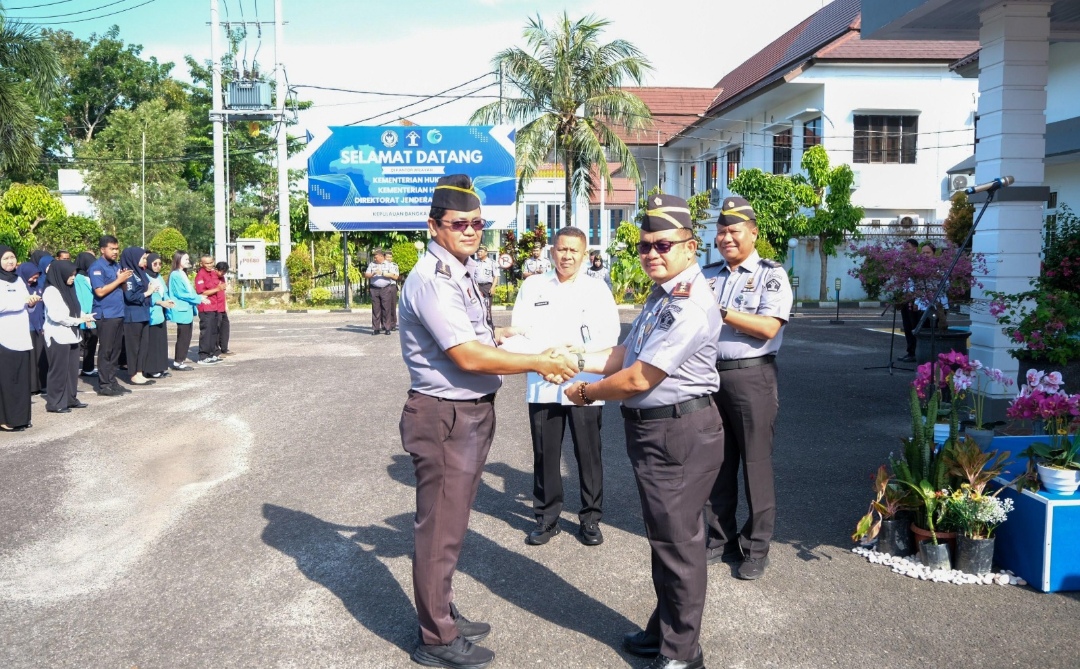 Kanwil Kemenkum Babel Gelar Apel Pagi Bersama dan Serahkan SK Kenaikan Pangkat