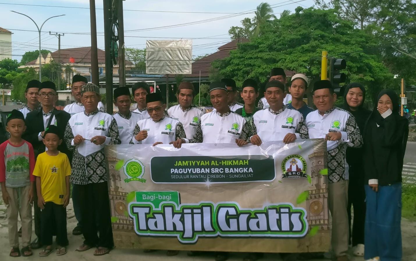 SRC Bangka & Jam'iyyah Al Hikmah Bagikan 1000 Paket Takjil di Sungailiat   