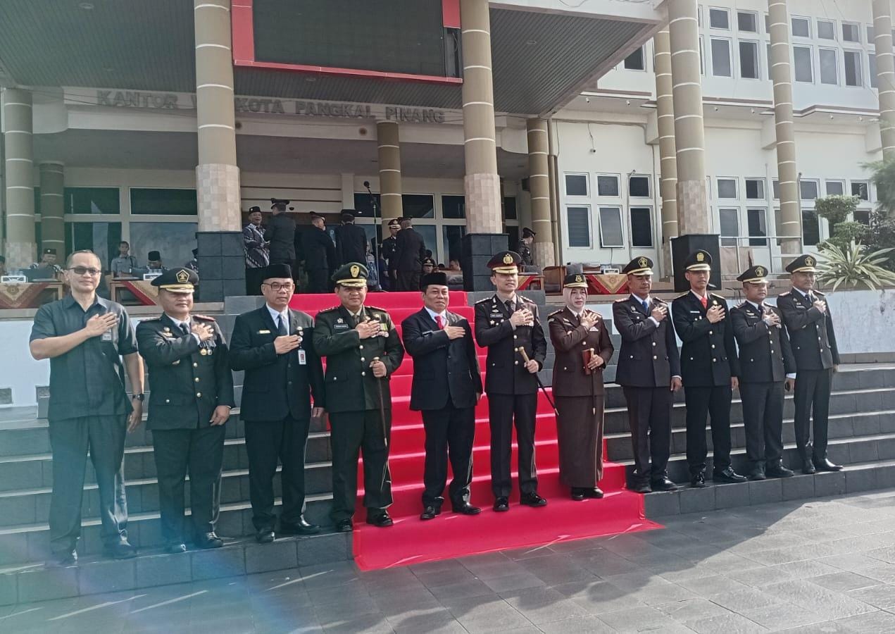 Pj. Walikota dan Kapolresta Upacara HUT Bhayangkara Ke-79 di Halaman Gedung Tudung Saji