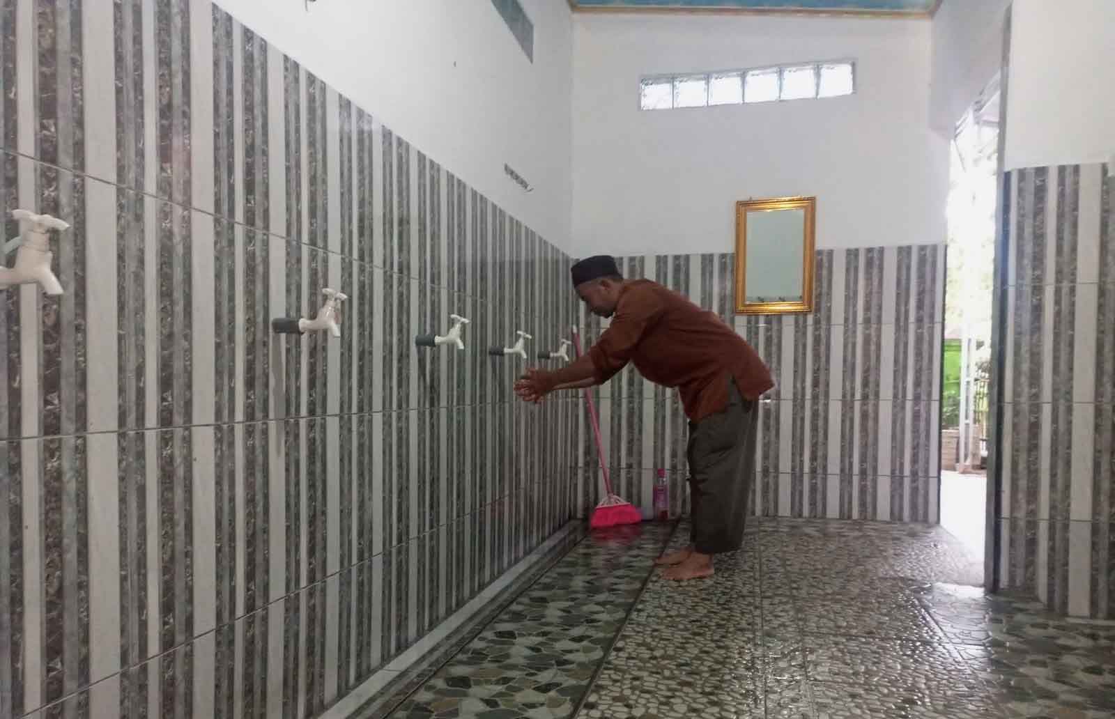 PT Timah Tbk Bantu Pembangunan Tempat Wudhu dan Toilet Masjid Darussalam Desa Pangek