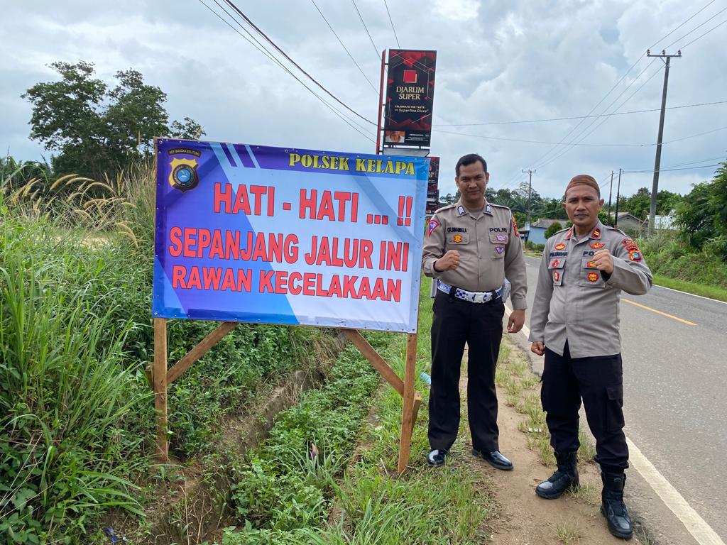 Masuk Musim Penghujan, Polsek Kelapa Pasang Spanduk Himbauan di Titik Rawan Kecelakaan