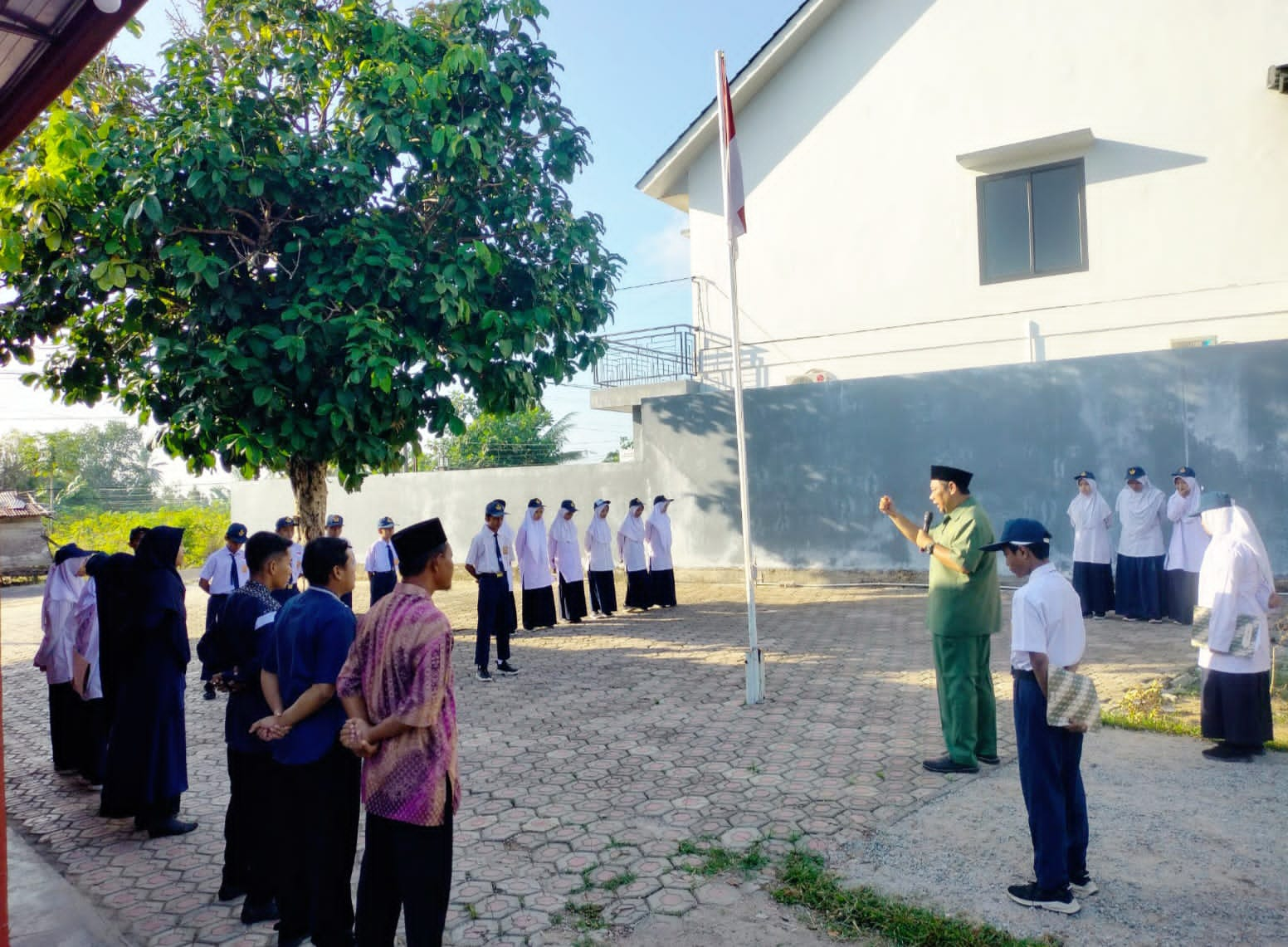 Jadi Pembina Upacara di SMP Best Islamic School Pangkalpinang, Rio Sampaikan Pesan Kemerdekaan