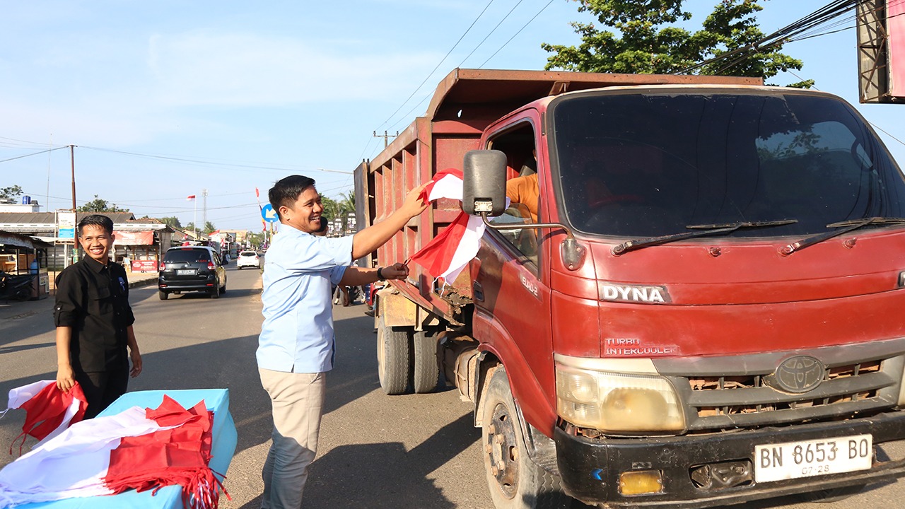 Rektor UBB Rela Panas-panasan Bagikan Bendera Merah Putih