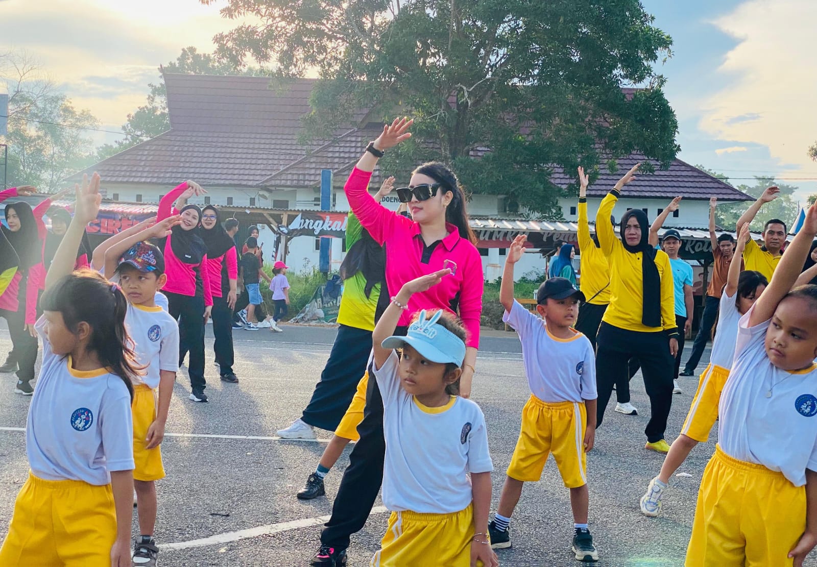 Senam Bersama dan Sosialisasi SPMB, Kapolresta Max Mariners Ajak Masyarakat Cinta Sehat dan Pendidikan